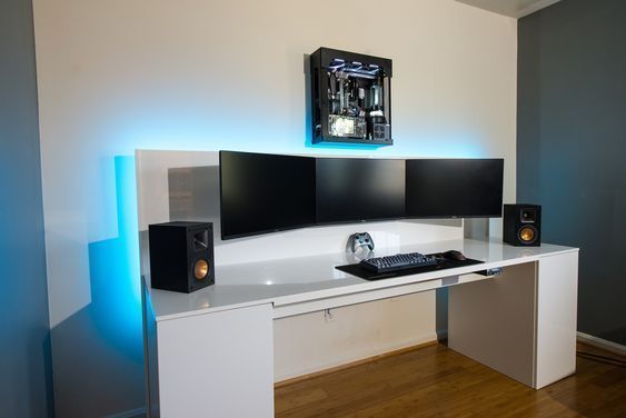 escritorio para ordenador con varias pantallas